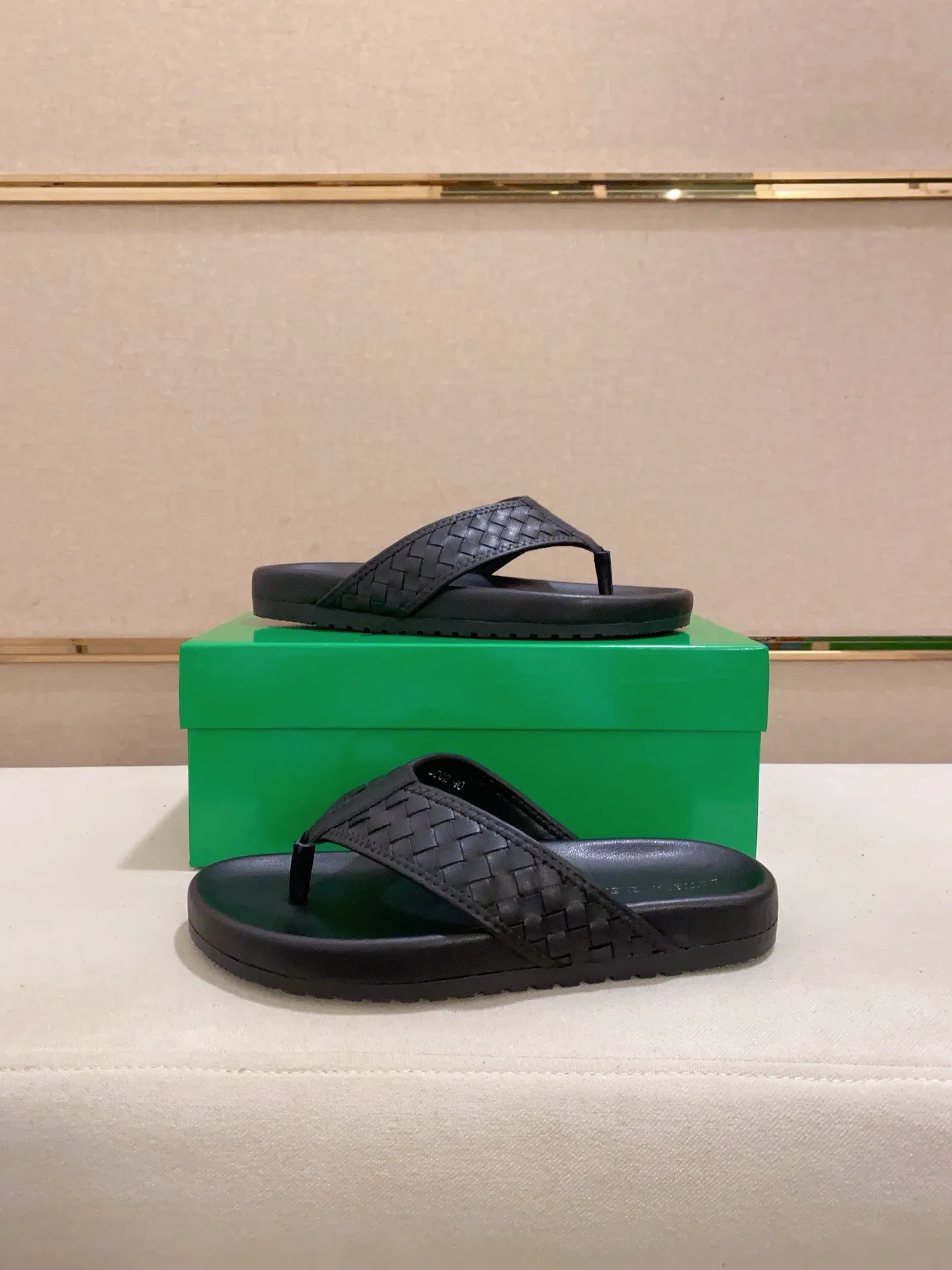 Men's shoes 💰: 320💰[BV~Bottega Veneta] Trendy new slippers are on the market. Same style as the official website. Counter quality [strong][strong][strong] Selected cow patent leather weaving. High-end atmosphere. Very cost-effective. Original wear-resistant rubber outsole. Fine workmanship. The upper layer of materials is used. The quality is visible. Shoe size 38-45.